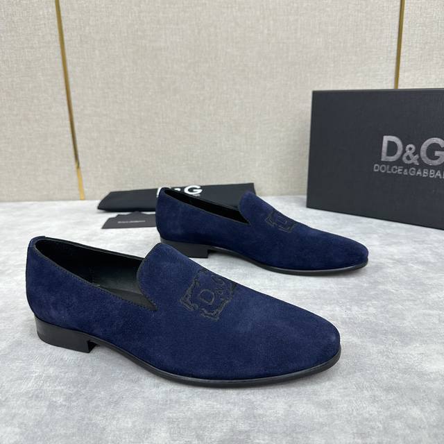d&G 杜嘉班 Ariosto系列莫卡辛便鞋 男士乐福鞋皮鞋 以全新版本创意呈现。电脑绣花d G花边logo标志性标牌装饰别具一格。风格优雅考究，鞋面电绣dg花