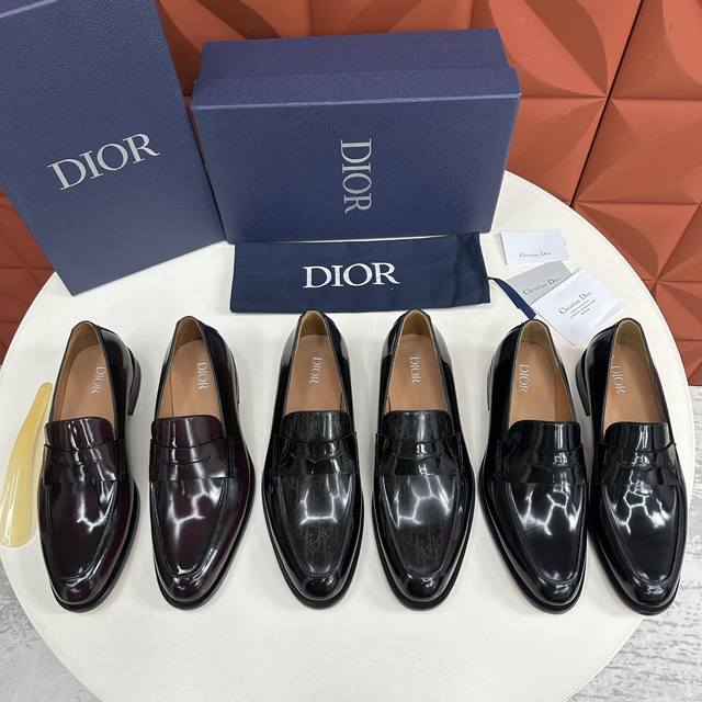 cd家新品 Dio* Timeless 乐福一脚蹬皮鞋 官方售价 Rmb ,600 这款乐福鞋体现经典的优雅气质。采用黑色牛皮 开边珠亮皮 精心制作，经典廓形彰