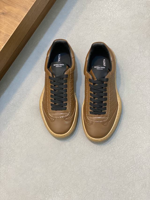 bottega Veneta男士apollo运动鞋 以轻快舒适的步调，奔赴下一站 此款休闲鞋是尼龙和绒面牛皮系带运动鞋 材料：织物拼接牛皮和牛反绒 橡胶大底 S
