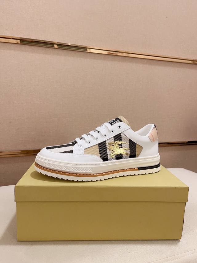 工厂价: 专柜同步burberry 巴宝莉 顶级代购同步发售正码数：38-44 意大利进口头层牛皮。全进口羊皮内里，鞋底：原厂特供原版底，独家活动成型底超级舒适