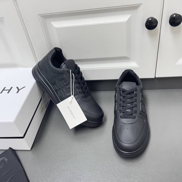 givenchy纪梵希g4系列 牛皮革低帮运动鞋 这款精选进口头层柔软牛皮，系带开合设计，内里定制透气jcmesh,鞋垫也是牛皮，鞋舌和侧面饰以同系配色4G L