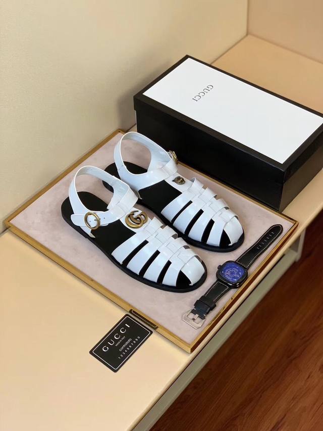 古奇春夏 男士凉鞋 作为时尚界的活跃一族 以大胆创新为本色 为中国时尚潮男打造出这款休闲商务风格面料采用原版材料 原版配色时尚大方如此奢华高档霸气 码数: 38
