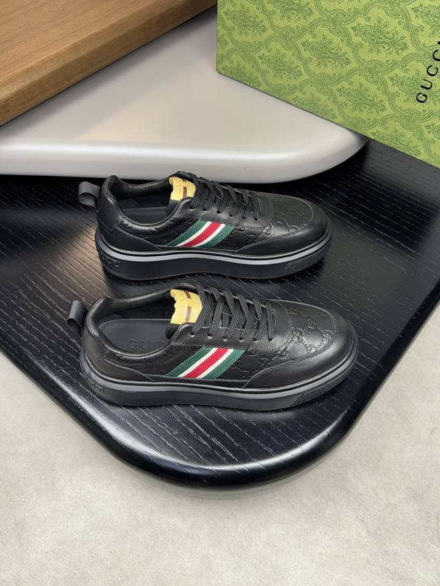 gucci 古驰 -高端品质 原单 -鞋面：进口纳帕小牛皮、空压小牛皮、空压品牌图腾、鞋身品牌织带 -内里：水染牛皮 -大底：超轻tpu发泡.橡胶；双色成型大底
