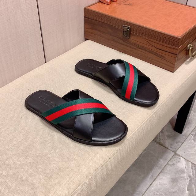 拖鞋: 新款: 厂价: 古奇gucci* 系列拖鞋顶级代购男士同步发售，意大利进口织带原版精选牛皮，做工考究， ，鞋底： 超舒适 原厂特供原版底，独家双层活动成