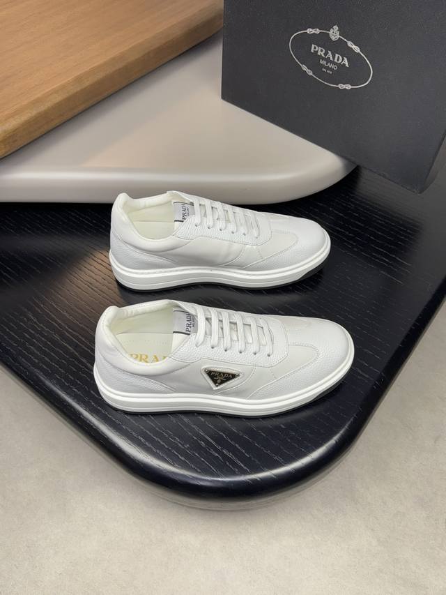 prada 普拉达 -高端品质 原单休闲运动鞋 -鞋面：进口纳帕小牛皮、摔纹小牛皮、鞋身车缝品牌金属扣件 -内里：水染牛皮 -大底：超轻tpu发泡 橡胶；双色成
