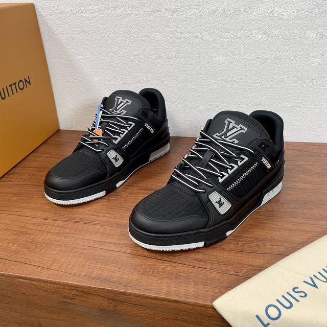 编码： 新款lv Trainer系列运动鞋出货 本款lv Trainer 运动鞋选用光滑小牛皮拼接纹理科技织物鞋面，后跟橡胶包裹，经典构型出自 Virgil A