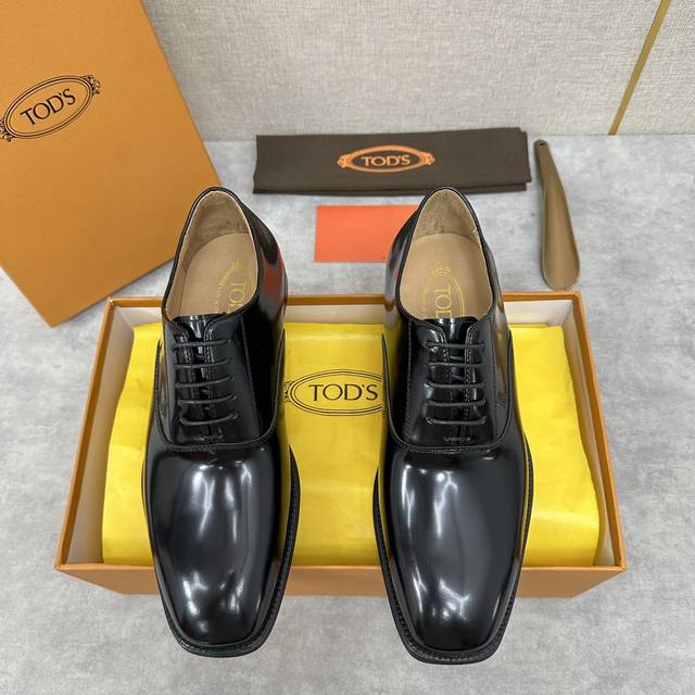 新款 Tods 托德～斯 系带正装男鞋 经典复古皮鞋 原版一比一开发 面是采用意大利进口牛皮设计，车明线真皮大底 内里水染小牛皮，吸汗不臭脚，经典光面设计超级百