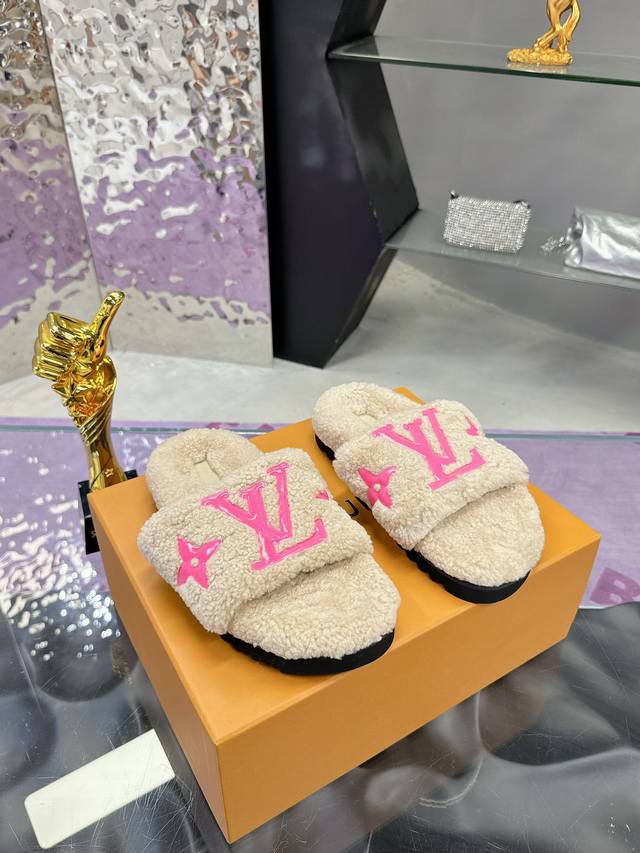 工厂直 Louis Vuitton 2024新款羊毛拖鞋细柔软羊毛 頂级品质纯皮毛一体直毛打造！超温暖的感觉，穿上仿佛踩在云朵上lv经典老花装饰，精致高级！让这