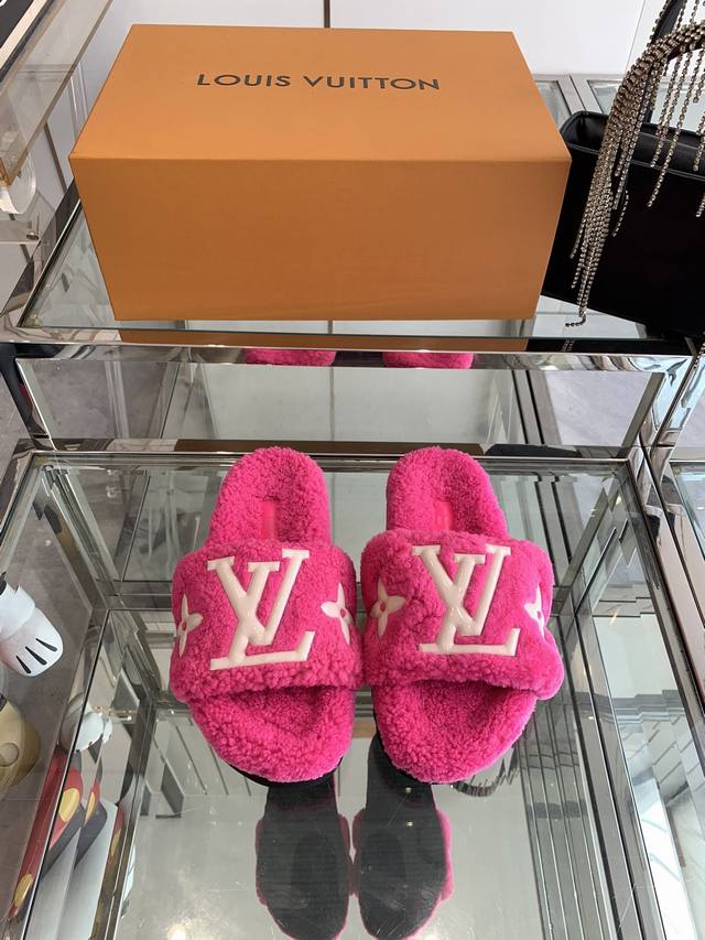 工厂直 Louis Vuitton 2024新款羊毛拖鞋细柔软羊毛 頂级品质纯皮毛一体直毛打造！超温暖的感觉，穿上仿佛踩在云朵上lv经典老花装饰，精致高级！让这