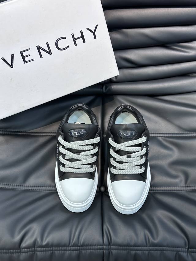 实价 Givenchy 纪梵希 秋冬新款男士厚底休闲运动鞋面包鞋，采用进口小牛皮制作，硕大的鞋眼搭配宽粗编织棉鞋带，4.5Cm超厚橡胶鞋底鞋头包裹细节，侧面及鞋