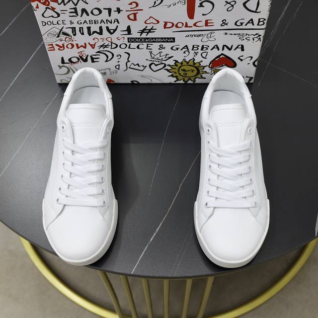 出厂价： 官网同步，情侣款dolce&Gabbana 杜嘉班纳 ～高品质. Dg男鞋、原厂皮料 舒适透气内里 完美时尚工艺 内简约大气而不失雅致上脚舒适，可户外