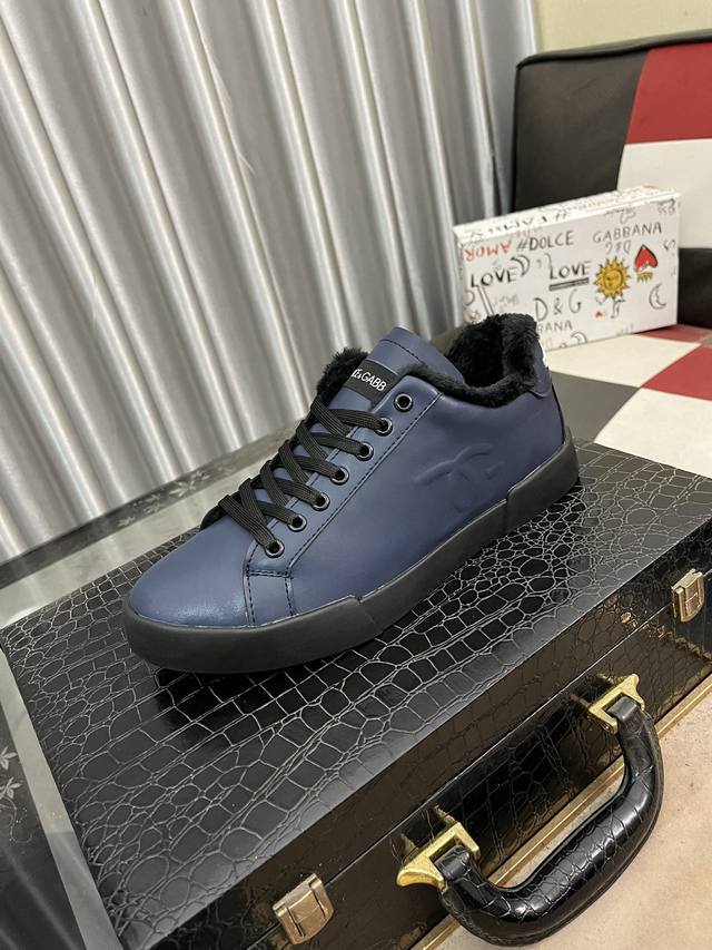出厂价： Dg～ 男士休闲鞋 2024Z柜同步发售 码数:38-44# 鞋面选用多材质拼接真皮内里，舒适透气，鞋底：原版舒适耐磨大底，实物拍摄实物更赞