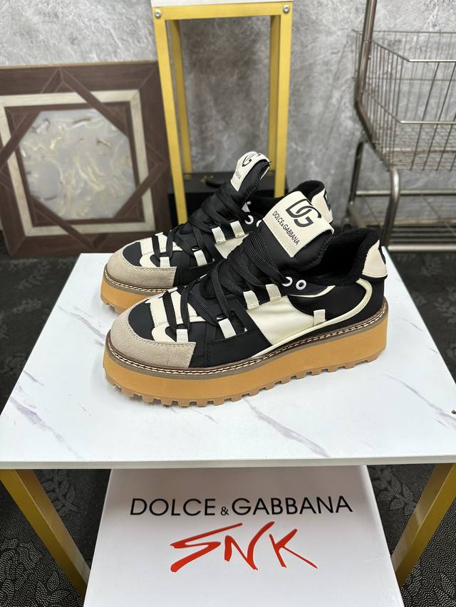 情侣款 Dg最新运动休闲鞋，时尚百搭，可为各式造型增光添彩。塑造独具动感活力与摩登气息的精致设计，尽显现代优雅格调。 Size：35-46 45、46订做不退换