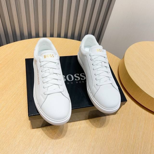 工厂 Boss 新款男仕休闲鞋 知名品牌新款隆重上市 以奢华高端设计出货 鞋面选用原版牛皮制作 羊皮垫脚 叠层设计鞋面线条感层次分明，轻质橡胶大底。轻奢风格，鞋