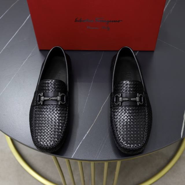 出厂价： 牛里 品牌：菲拉格慕ferragamo 标准码：男码38 44 45定制 等级：官网同款 材料：原版进口牛皮面牛皮里 原版耐磨轻便大底 款式类别：男士
