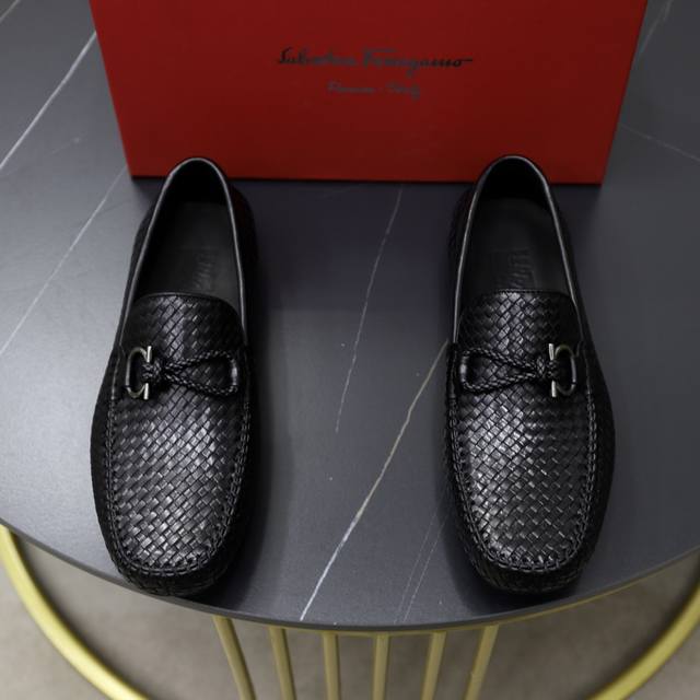 出厂价： 牛里 品牌：菲拉格慕ferragamo 标准码：男码38 44 45定制 等级：官网同款 材料：原版进口牛皮面牛皮里 原版耐磨轻便大底 款式类别：男士