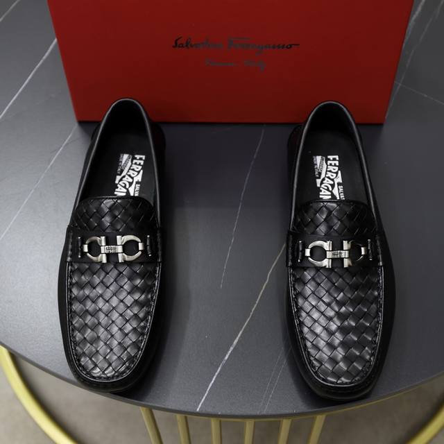 出厂价： 牛里 品牌：菲拉格慕ferragamo 标准码：男码38 44 45定制 等级：官网同款 材料：原版进口牛皮面牛皮里 原版耐磨轻便大底 款式类别：男士