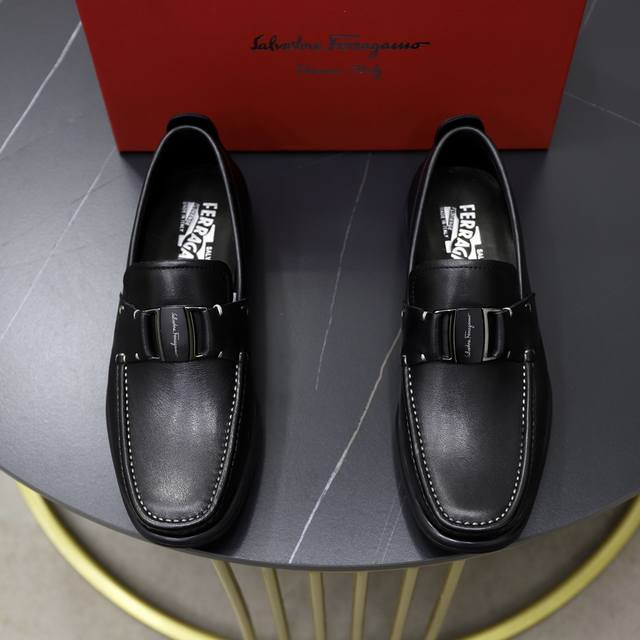 出厂价： 牛里 品牌：菲拉格慕ferragamo 标准码：男码38 44 45定制 等级：官网同款 材料：原版进口牛皮面牛皮里 原版耐磨轻便大底 款式类别：男士