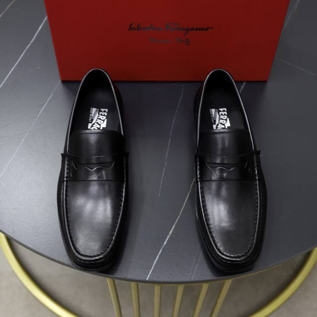 出厂价： 牛里 品牌：菲拉格慕ferragamo 标准码：男码38 44 45定制 等级：官网同款 材料：原版进口牛皮面牛皮里 原版耐磨轻便大底 款式类别：男士