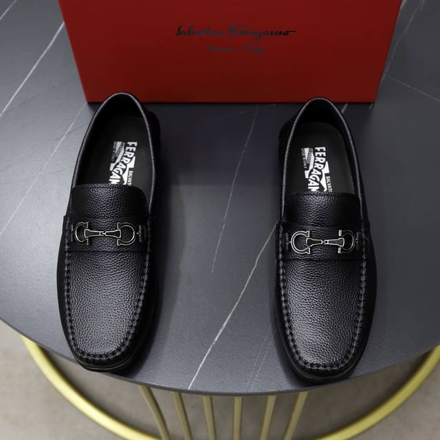出厂价： 牛里 品牌：菲拉格慕ferragamo 标准码：男码38 44 45定制 等级：官网同款 材料：原版进口牛皮面牛皮里 原版耐磨轻便大底 款式类别：男士