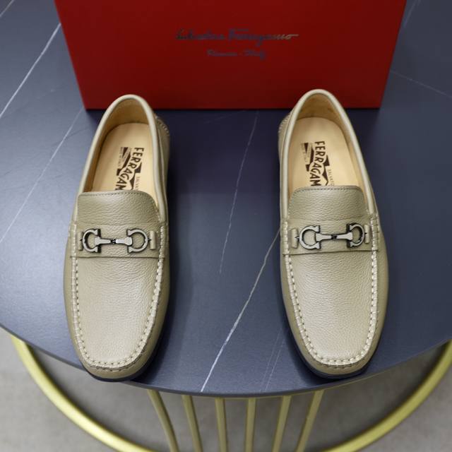 出厂价： 牛里 品牌：菲拉格慕ferragamo 标准码：男码38 44 45定制 等级：官网同款 材料：原版进口牛皮面牛皮里 原版耐磨轻便大底 款式类别：男士