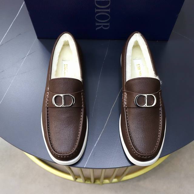 出厂价： 澳洲羊毛内里 品牌：迪奥dior 标准码：男码38 44 45可以定做 等级：官网同款 材料：原版牛皮面 羊毛内里 原版tpu耐磨柔软大底 款式类别：