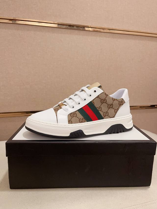 工厂价 新款gucci 古奇 专柜同步上市， 新款男鞋、面料精选进口牛皮，内里:羊皮内里。高端气垫开模防滑橡胶大底，精美线条、简约大气，上脚舒服上挡次、休闲旅游