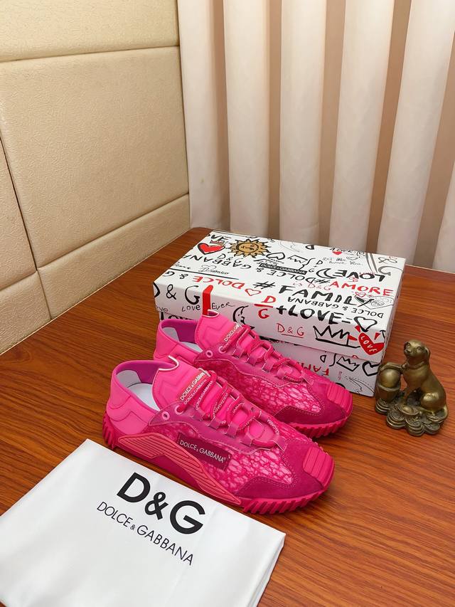 实价： 新款dolce＆Gabbana Dg重工系列，新款休闲时尚鞋版型简洁大气，时尚专属时尚又大方。原版透气绵布+手绘工艺，舒适的透气内里。精致奢华，超a级别