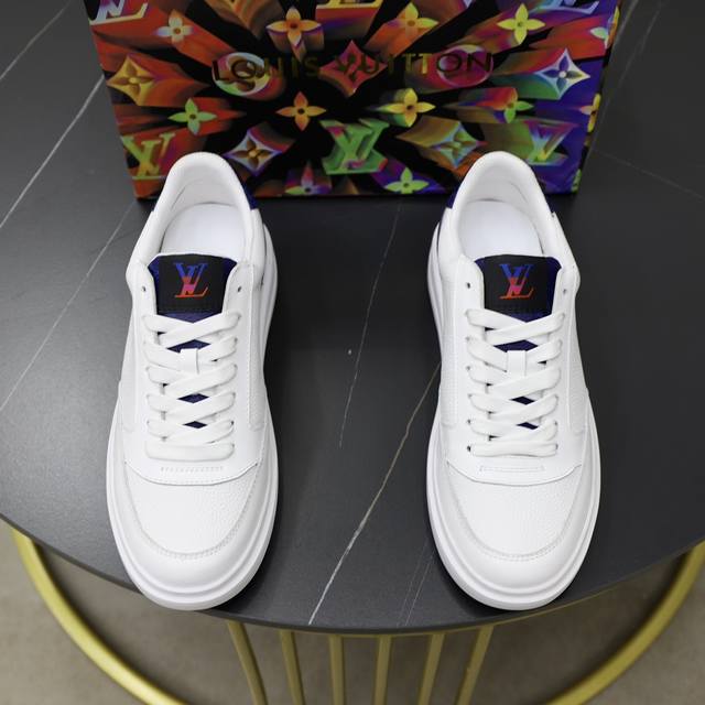 出厂价： 品牌：Lv路易威登 标准码：38-44 45订做 等级：官网同款 材料：原版面料 舒适内里 轻便耐磨柔软大底 款式类别：男士时尚休闲鞋 跑步 运动鞋