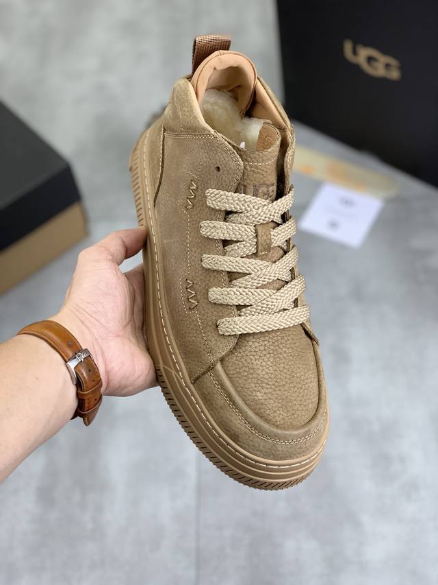 工厂价 实价 真羊毛 Ugg 爆款男鞋官方网同步正品品质不是一般市场仿货可比拟的鞋面为进口意大利磨砂牛皮，内里：垫脚级真羊毛只有a级才能显效果 手感柔滑细腻鞋型