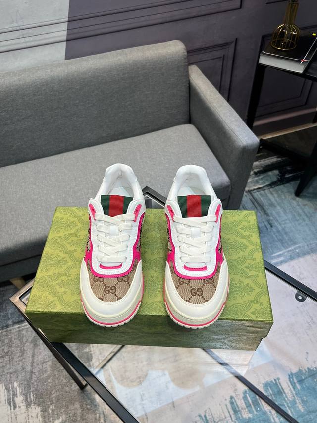 gucci古驰 最新爆款高低帮做旧情侣运动鞋系列出货 原版购入开发 做货，这款高低帮运动鞋采用篮球风格廓形设计，巧妙融入镂空拼片和做旧效果，尽显别样匠心。匠心融