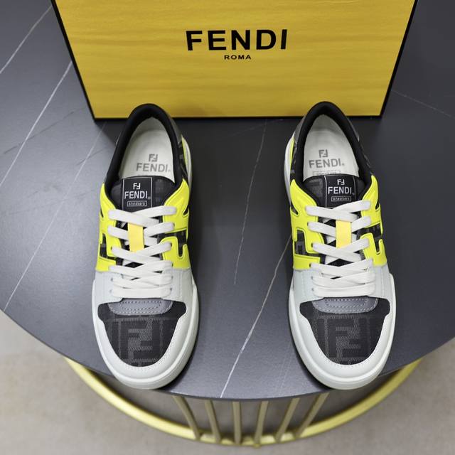 出厂价： 情侣款 顶级原单 品牌：芬迪 Fendi 尺码：35-44 男38、45定制 等级：原单品质 高版本 材料： 进口原版牛皮拼接 优质舒适内里 原版tp