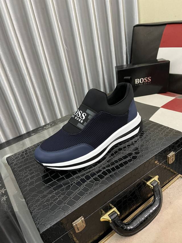 出厂价： Boos 男鞋休闲鞋原单品质鞋面采用进口小牛皮，超透气舒适内里做工精细，高端大气。有时尚典范造型。发泡透明耐磨大底，穿着舒适，值得拥有。码数：38–4