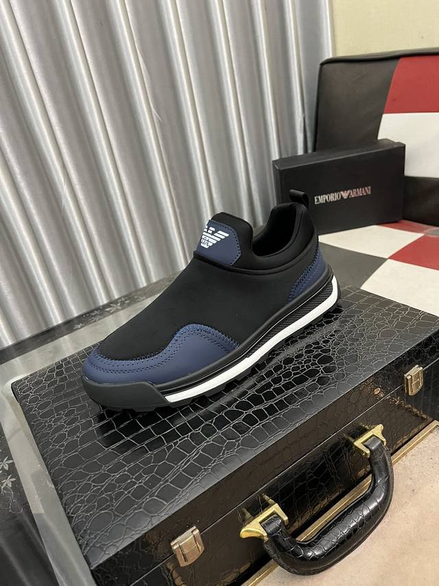 出厂价： 阿玛尼 Armani 男士休闲鞋新款上市 鞋面头层牛皮真皮内里进口原版大底完美造型顶级品质，鞋面logo电绣显得鞋型饱满，立体感十足，舒适透气超级百搭
