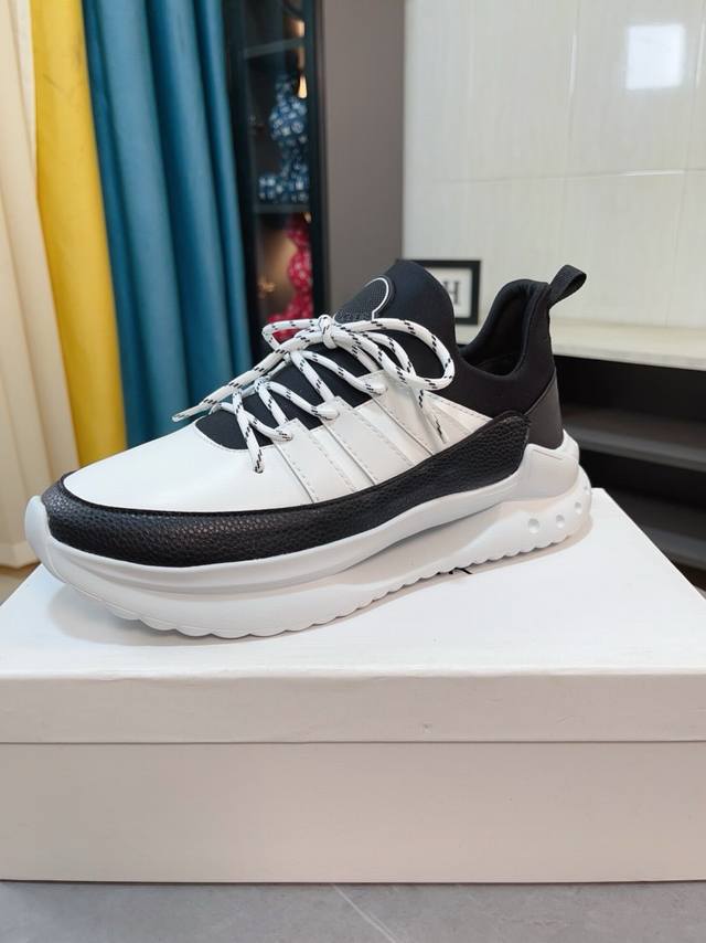 出厂价 Moncler 蒙口、官网同款 高品质男鞋 材料：定制小牛皮 网布透气内里真皮鞋垫 原版开模防滑大底款式类型：男士休闲运动鞋 系带款男鞋系列 欧美潮流风