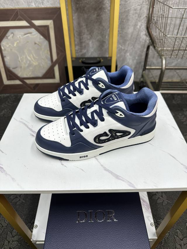 情侣款 Dior-迪奥 重磅款b57 二零二四春季男装系列新品 重新诠释篮球鞋设计，成为 Dior 的经典单品。采用蓝色和奶油白色光滑牛皮革精心制作，搭配米色绒