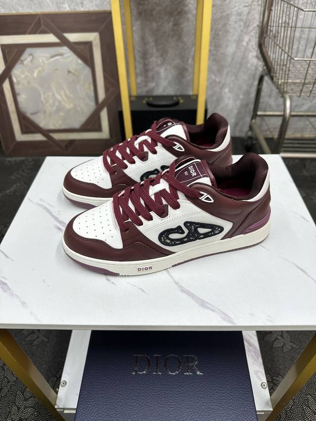 情侣款 Dior-迪奥 重磅款b57 二零二四春季男装系列新品 重新诠释篮球鞋设计，成为 Dior 的经典单品。采用蓝色和奶油白色光滑牛皮革精心制作，搭配米色绒