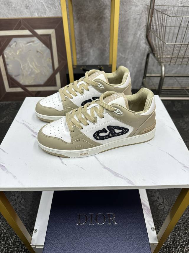 情侣款 Dior-迪奥 重磅款b57 二零二四春季男装系列新品 重新诠释篮球鞋设计，成为 Dior 的经典单品。采用蓝色和奶油白色光滑牛皮革精心制作，搭配米色绒