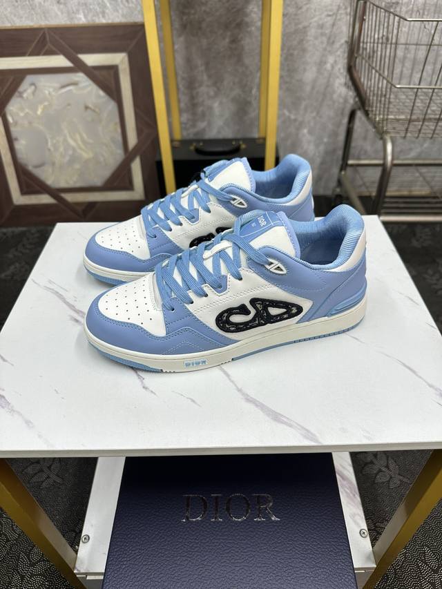 情侣款 Dior-迪奥 重磅款b57 二零二四春季男装系列新品 重新诠释篮球鞋设计，成为 Dior 的经典单品。采用蓝色和奶油白色光滑牛皮革精心制作，搭配米色绒