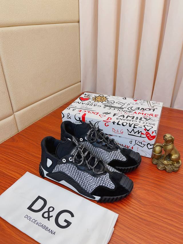 实价： 新款dolce＆Gabbana Dg重工系列，新款休闲时尚鞋版型简洁大气，时尚专属时尚又大方。原版透气绵布+手绘工艺，舒适的透气内里。精致奢华，超a级别