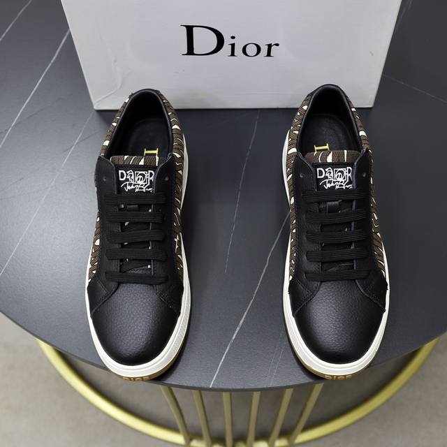 出厂价： 品牌：迪奥dior 标准码：38-44 45订做 等级：官网同款 材料：原版皮面料 舒适透气内里 轻便耐磨大底 款式类别：男士时尚休闲鞋 跑步 运动鞋