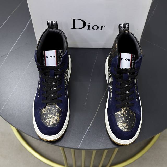 出厂价： 品牌：迪奥dior 标准码：38-44 45订做 等级：官网同款 材料：原版皮面料 舒适透气内里 轻便耐磨大底 款式类别：男士时尚休闲鞋 跑步 运动鞋