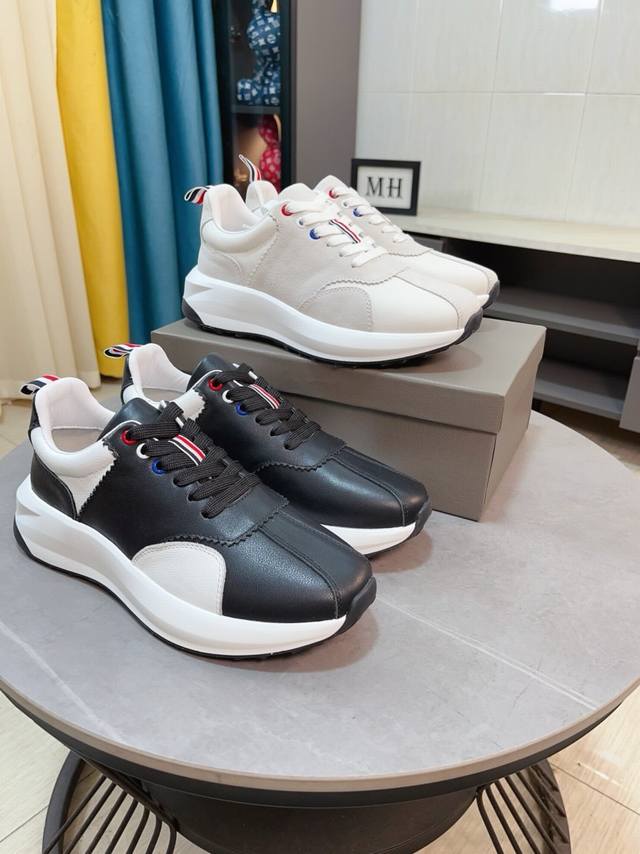 出厂价 Thom Browne 汤姆 布朗 男款白色休闲 这个邪魅酷感的新锐品牌 Lb让我们在这个夏天有了放松 时髦 个性的新选择 Tb白鞋风暴 鞋面采用原版进