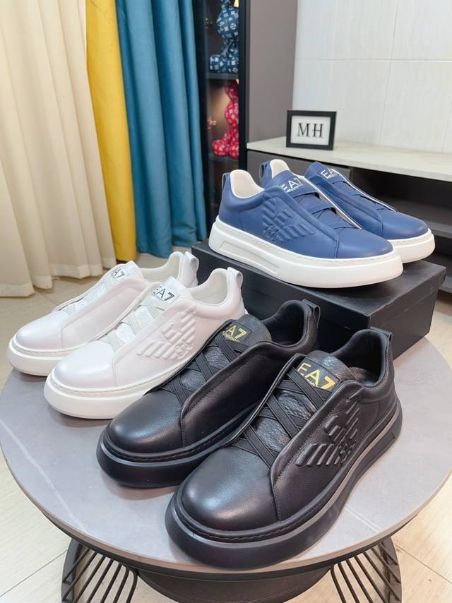 出厂价 Armeni 阿玛尼新款上市著名奢侈品牌，专柜同步更新，意大利男鞋时尚杂志季刊封面主推款！鞋面采用意大利进口牛皮和品牌标，进口真皮内里.高端大气，上脚舒