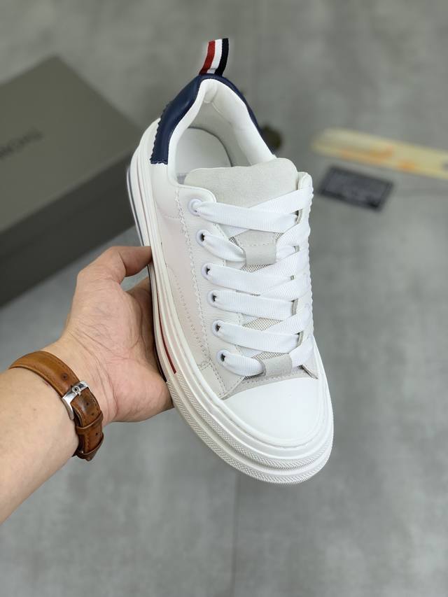 工厂价 实价 Thom Browne 汤姆.布朗 Tb官网同款原单爆款运动鞋 头层牛皮加透气布料1：1原板 羊皮内里鞋身配件一比一开模 专柜品质 亲们你还为穿着