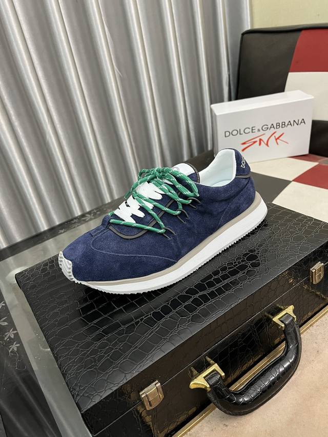出厂价： 新品dolce&Gabbanadg高端男士运动休闲鞋。顶级专柜原单货。 原版进口牛皮 多种材质拼接设计进口牛皮内里 牛皮垫脚原版tpr弹力大底。 Si
