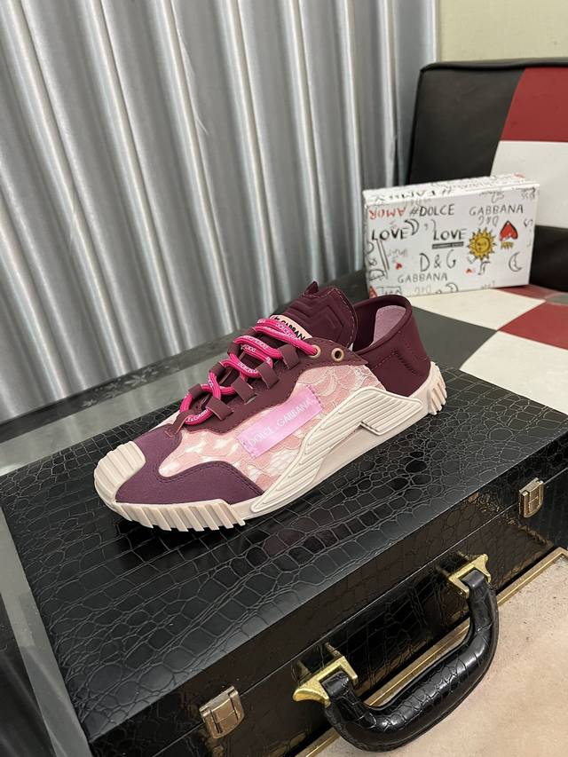 出厂价： 新品dolce&Gabbanadg高端男士运动休闲鞋。顶级专柜原单货。 原版进口牛皮 多种材质拼接设计进口牛皮内里 牛皮垫脚原版tpr弹力大底。 Si