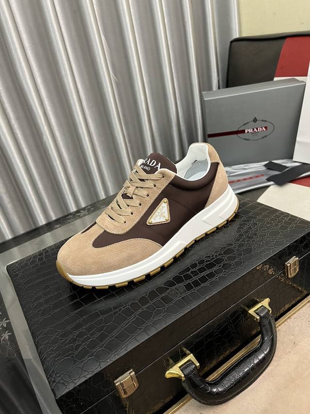 出厂价： Prada 普拉达新款男士厚底休闲运动鞋，运动鞋低帮系带款 款式时尚大方 头层牛皮拼接透气网面打造 柔软舒适透气 鞋舌字母logo标 细节精工细作 轻