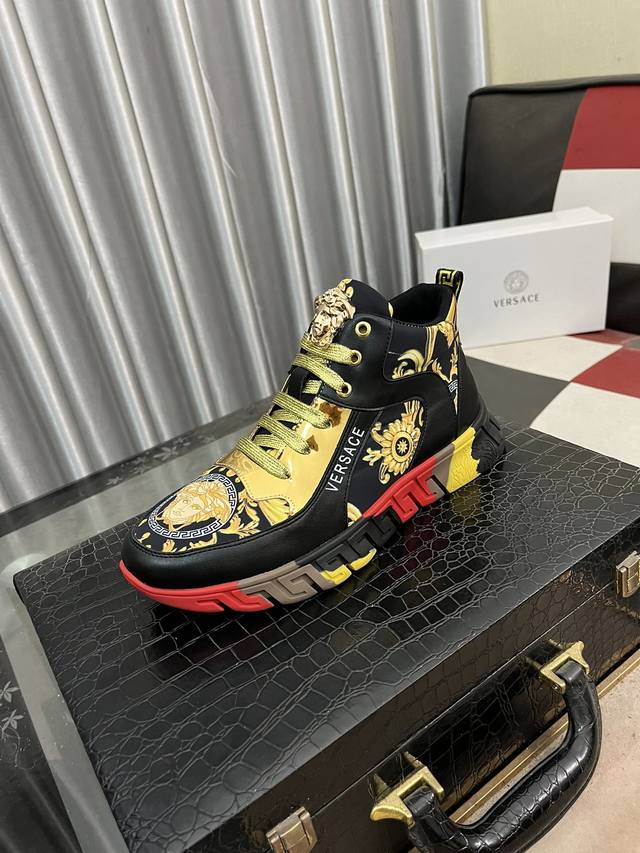 出厂价： 范思哲 真皮高端品质，时尚感十足高端四季款休闲鞋，全新米兰时装时尚的设计，完美做工，打造装柜品质，复杂工艺配时尚精美品牌，鞋面：采用进口意大利牛皮+花