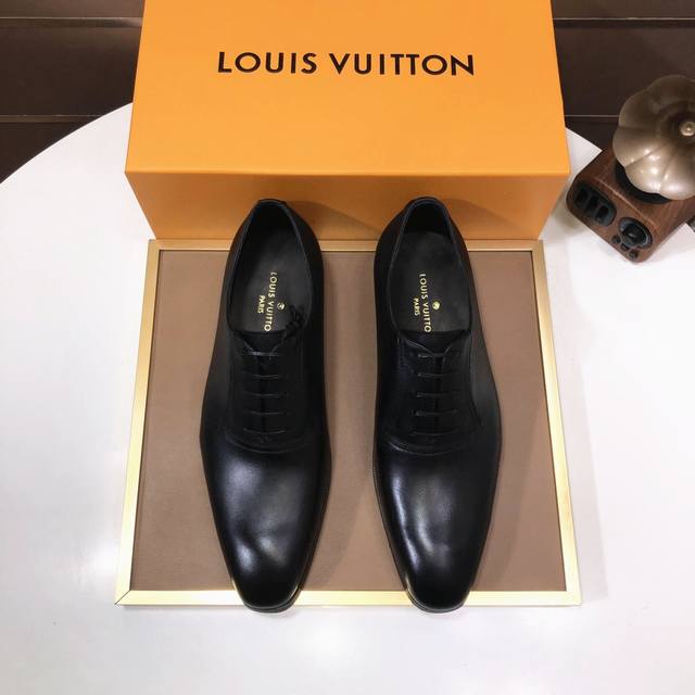 工厂 Lv 原单牛皮内里 Lv最新真皮商务西装鞋官网同步上市，意大利进口 头层牛皮一比一重金打造，官网1:1橡胶大底。穿着百搭，高档不失档次，彩色搭配气度不凡。